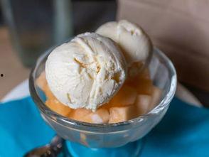 女孩吃蜜瓜,女孩畅享蜜瓜美味时光