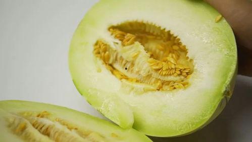 女孩吃蜜瓜,女孩畅享蜜瓜美味时光