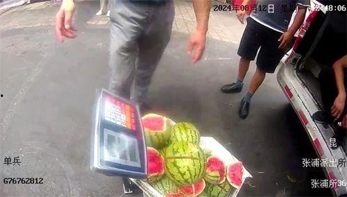 警察抓人吃瓜群众,一场街头抓捕的现场直播