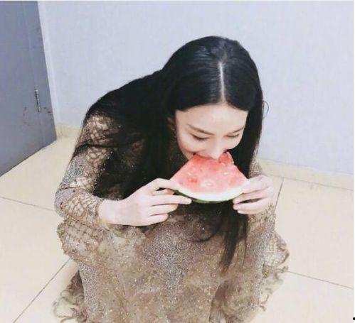 女生蹲着吃瓜,女性蹲姿吃瓜的时尚潮流