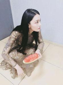 女生蹲着吃瓜,女性蹲姿吃瓜的时尚潮流