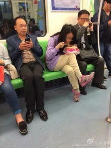 女子地铁内吃瓜,女子地铁内吃瓜引发热议