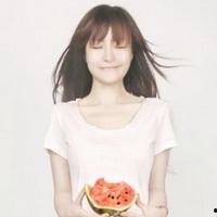 女生夏日吃瓜头像,瓜果飘香——女生吃瓜头像里的夏日风情