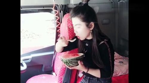 跳河女吃瓜,网络吃瓜群众的热议与反思