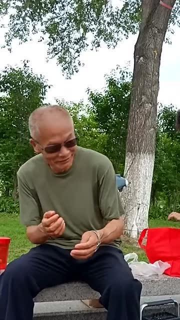 大爷拍照吃瓜图片,趣味横生瞬间捕捉