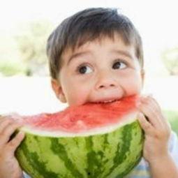 可爱头像小孩吃瓜,小萌娃欢乐吃瓜瞬间