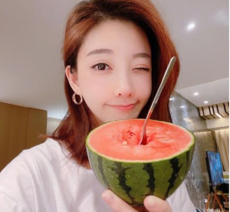 粉丝吃瓜故事,粉丝吃瓜背后的故事揭秘