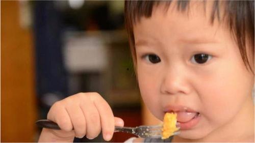 女儿给妈妈吃瓜,女儿给妈妈送瓜的温馨瞬间