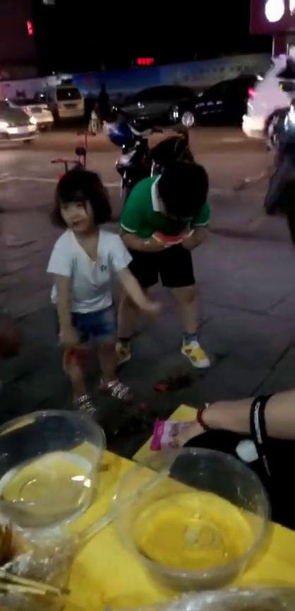 湖北兄妹吃瓜,夏日田园欢乐多