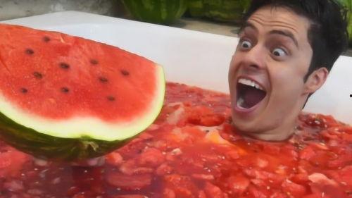 红浴缸吃瓜,一场别开生面的夏日奇遇