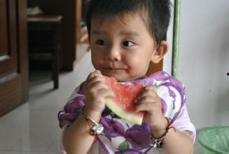 小孩吃瓜拉肚发烧,瓜果之乐需谨慎