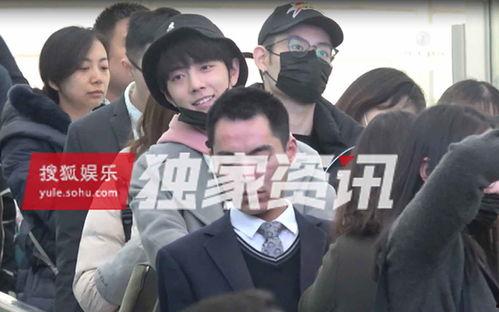 吃瓜少年机场追星