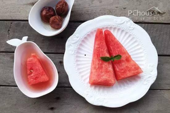 西瓜蘸酱油吃瓜,颠覆传统味蕾的创意吃法