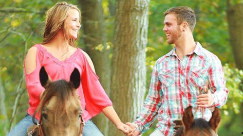 夫妻打闹女儿吃瓜,女儿成“吃瓜群众”