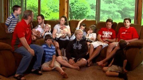 夫妻打闹女儿吃瓜,女儿成“吃瓜群众”