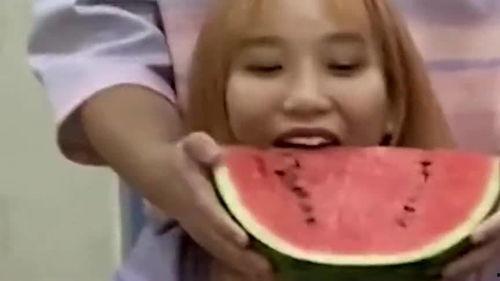 女子吃瓜讲解,揭秘娱乐圈幕后故事