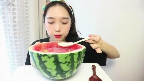 女子吃瓜讲解,揭秘娱乐圈幕后故事