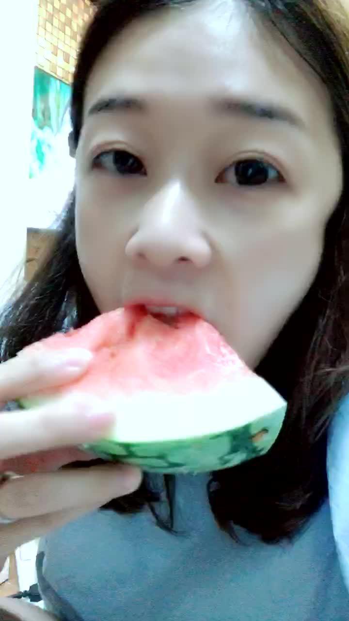 外网吃瓜姐姐,她是如何成为外网热议焦点的？