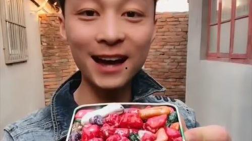 小伙吃石头瓜视频,小伙勇敢尝试吃石头瓜，揭秘神秘美食背后的真相