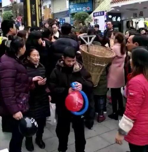 孩子抢瓜吃视频