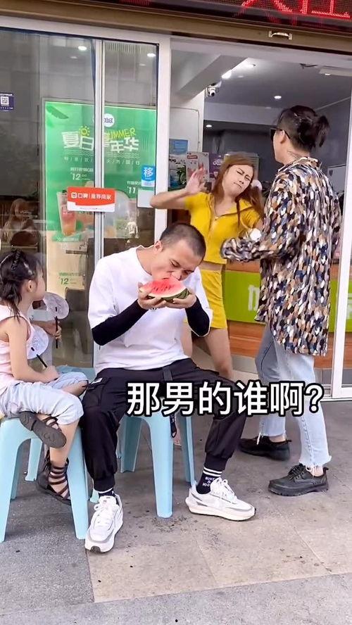 情侣商场吵架路人吃瓜