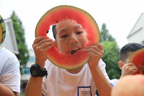 外国小朋友吃瓜,外国小朋友的夏日“瓜”趣时光