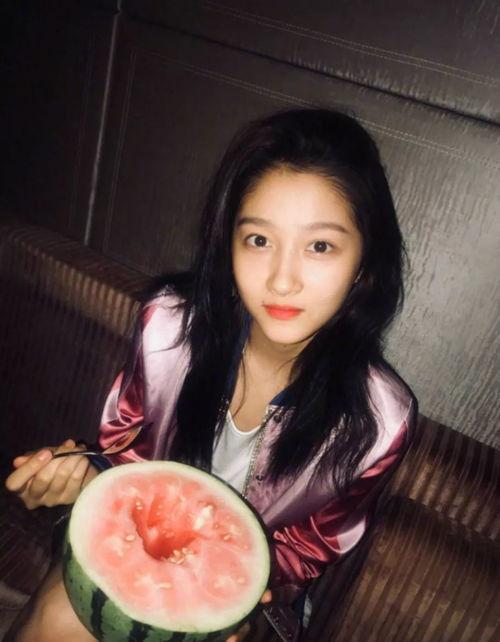 吃瓜男女拍照图片,吃瓜男女拍照记录甜蜜时光